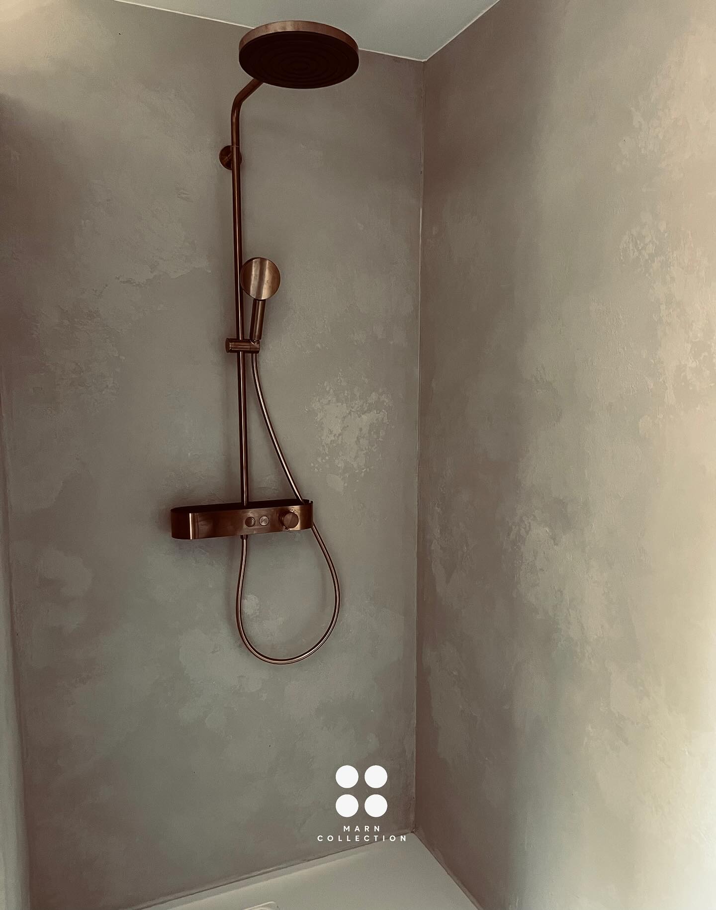 Fugenloser Duschbereich mit Regenbrause in Brushed Bronze