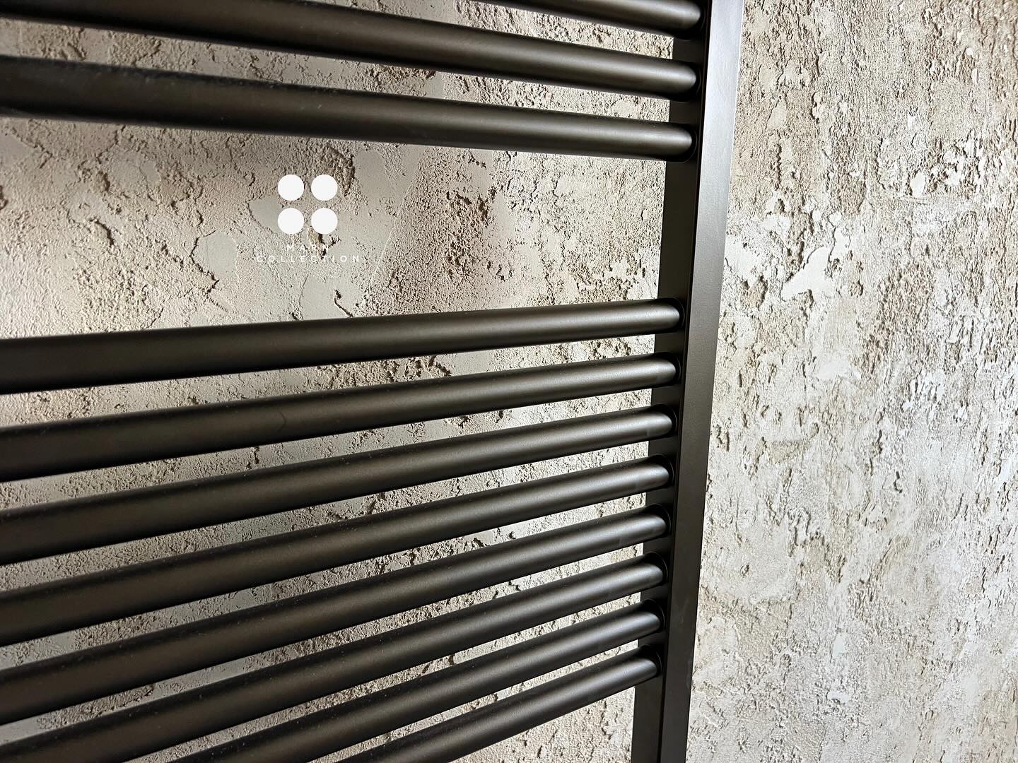 Detail einer venezianischen Spachtelwand hinter einem Handtuchheizkörper